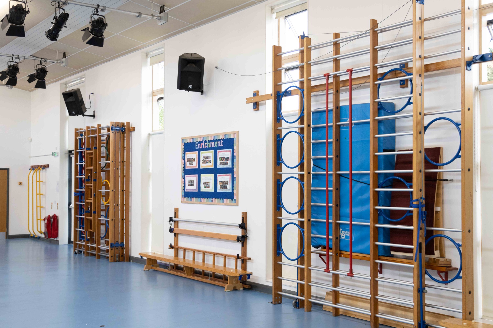 Climbing apparatus in the school hall